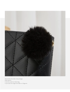Détail de la texture en cuir noir matelassé et pompon en peluche sur un sac à main