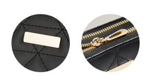 Détails d'un portefeuille matelassé noir avec plaque en métal doré et double fermeture éclair