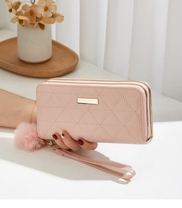 Portefeuille long rose clair matelassé à double fermeture éclair et pompon en peluche