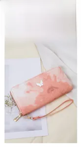 Detail der rosa Marmor Gradient Brieftasche mit Schmetterling Deko und Handschlaufe