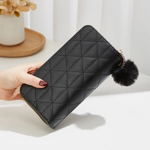 Portefeuille long noir matelassé élégant avec broderie et breloque pompon en peluche