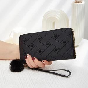 Portafoglio lungo nero da donna con ricamo a cuore e ciondolo con pompon di peluche
