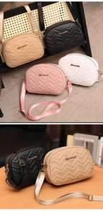 Détail de sacs à bandoulière matelassés en similicuir avec logo doré et fermeture