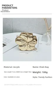 Dettaglio della mini borsa a catena in acrilico a forma di fiore dorato lucido