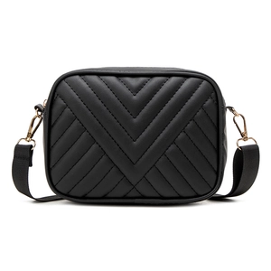 Borsa a tracolla nera trapuntata a V con ampia tracolla e finiture dorate su fondo bianco