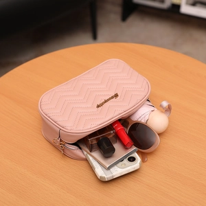 Sac à bandoulière rose matelassé à vagues avec grand espace pour téléphone et maquillage