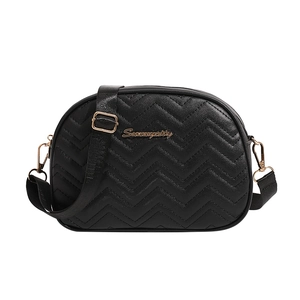 Sac bandoulière noir matelassé en V avec détails dorés et sangle réglable amovible