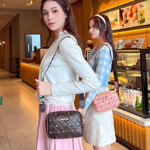 Quilted crossbody bag with diamond print and wide strap in black and pink colors