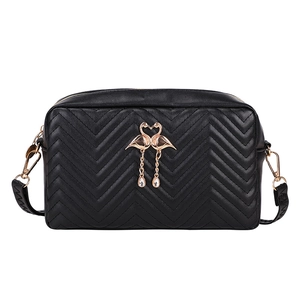 Sac bandoulière matelassé noir avec emblème flamant rose doré et texture chevron