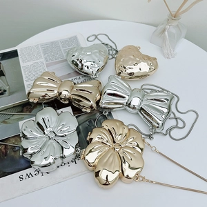 Mini Borsa a Tracolla da Bambina Impermeabile in PVC Effetto Metallico a Forma di Fiocco Cuore Fiore con Catena Sottile
