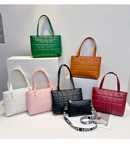 Séléction de sacs cabas matelassés en six couleurs avec bandoulières larges à lettres