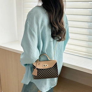 Women's vintage chain bag with geometric patterns and golden chain strap for daily use