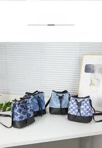 Detailansicht von vier Mini-Beuteltaschen aus Denim und Leder mit verschiedenen Mustern