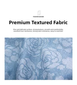 Detail von blauem Rosen-Jacquardstoff mit glatter Textur und feiner Oberfläche