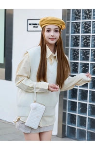 Pochette matelassée avec papillon en métal et pompon en peluche sur tenue en maille