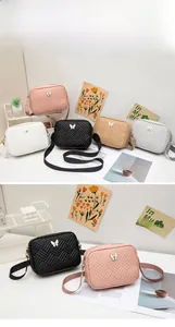 Détail de cinq sacs bandoulière matelassés avec papillon en plusieurs couleurs tendance