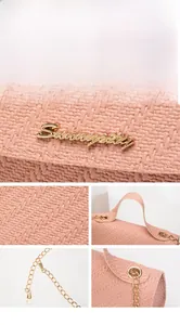 Détail du sac à rabat rose tissé avec logo S doré et bandoulière en chaîne métal