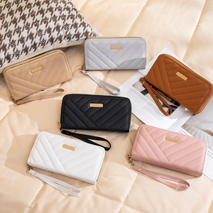 Women Long Quilted Wallet With Double Zipper Large Capacity PU Leather Chevron Pattern Clutch Purse With Hand Strap Elegant