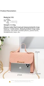 Sac bandoulière rose tissé avec chaîne dorée présenté à côté d'un smartphone