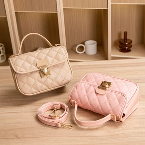 Sacs à main matelassés en similicuir beige et rose avec fermoir doré en forme de cœur