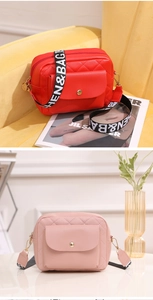 Détail de sacs en cuir matelassé avec boutons-pression dorés et bandoulière stylée