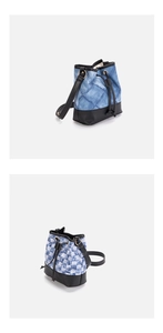Detail der blau-weiß karierten Beuteltasche mit Lederbesatz und Kordelzugverschluss