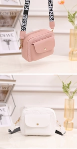Détails de la texture en cuir matelassé et bandoulière tissée du mini sac à bandoulière chic