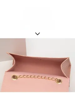 Sac rose à chaîne tressée avec grand espace intérieur et détails en métal doré