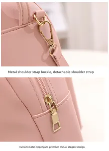 Dettagli in pelle rosa chiaro con trama litchi, ganci dorati e tracolla rimovibile