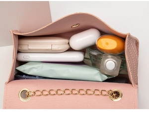 Intérieur du sac rose montrant sa capacité pour cosmétiques et objets du quotidien