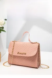 Vue détaillée du sac rose à texture tressée avec logo doré et bandoulière en chaîne dorée