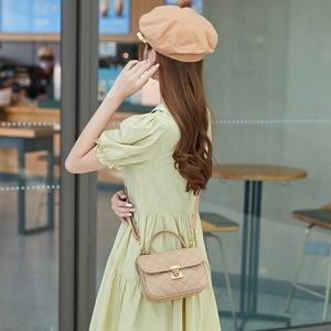 Sac à bandoulière matelassé beige tendance avec ferrures dorées et chaîne en métal