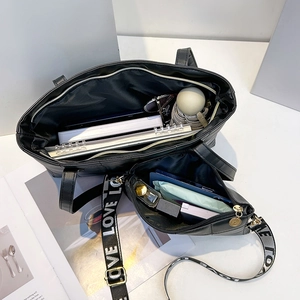Sac fourre-tout noir en similicuir matelassé avec bandoulière LOVE et grand intérieur
