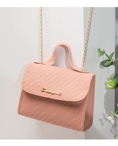 Détail d'un sac à main rose tressé avec bandoulière chaîne dorée et logo en métal