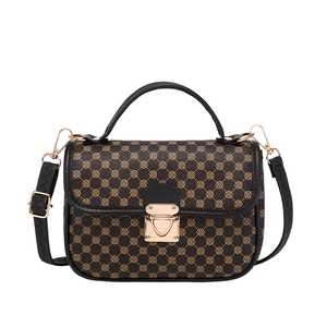 Sac à main matelassé classique avec motif floral marron et garniture en cuir noir