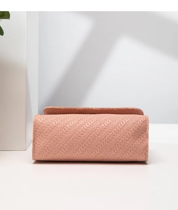 Détail du sac bandoulière rose clair avec texture tissée de qualité et fermeture à rabat