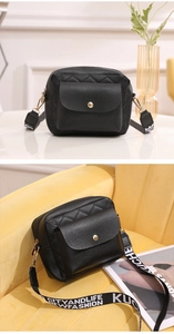 Détails du sac bandoulière matelassé noir avec une large sangle à motifs imprimés