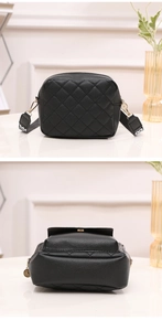 Détails du motif matelassé en losange et de la bandoulière large sur le petit sac noir