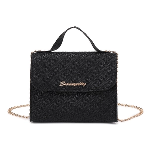 Sac à main carré noir tissé avec bandoulière chaîne dorée et logo métallique