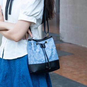 Damen-Beuteltasche in Hellblau mit Rosenmuster und schwarzem Leder-Kordelzugverschluss