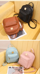 Mini zaini in pelle PU in quattro colori con placca dorata e tasche con cerniera
