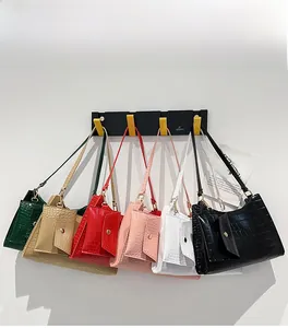 Details von Kroko-Achseltaschen in sechs Farben mit passenden kleinen Geldbörsen
