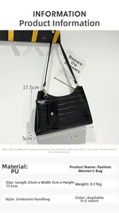Detailansicht der schwarzen Kroko-Achseltasche mit abnehmbarer kleiner Münztasche