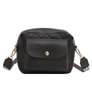 Sac bandoulière noir matelassé avec détails dorés et large bandoulière réglable