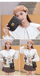 Détail du petit sac téléphone noir avec lettrage VIEN et bandoulière chaîne dorée