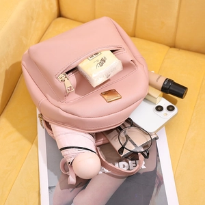Mini zaino rosa in pelle PU con placca dorata e scomparti per oggetti quotidiani