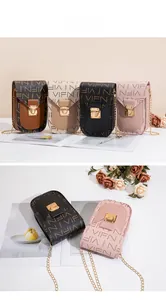 Détail de quatre mini sacs à bandoulière imprimés avec finitions dorées et chaînes