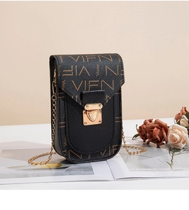 Détail du fermoir cœur doré sur un mini sac bandoulière avec imprimé lettré VIFN