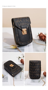 Détail du petit sac à bandoulière en cuir noir avec logo VIFN doré et bandoulière chaîne