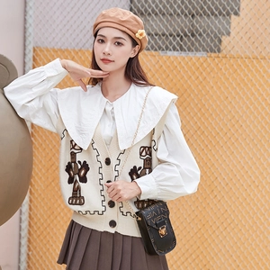 Sac bandoulière classique à motif avec fermoir doré sur une tenue d'automne tendance pour femme